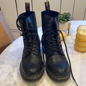 Dr. Marten 1460 lace up boots. Brand new condition worn 2x size 8us 39 eu